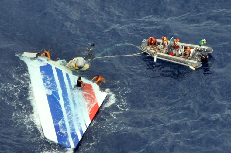 Photo de la marine brésilienne publiée le 8 juin 2009 montrant des plongeurs en train de récupérer une dérive de l'avion A330 d'Air France qui s'est écrasé dans l'Atlantique le 1er juin 2009 ( BRAZILIAN NAVY / - )