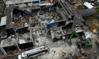 Vue aérienne des équipes de secours sur le site de la discothèque Jet Set au lendemain de l'effondrement de son toit à Saint-Domingue, le 9 avril 2025 en République dominicaine ( AFP / Alfred DAVIES )