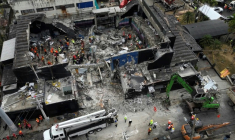 Vue aérienne des équipes de secours sur le site de la discothèque Jet Set au lendemain de l'effondrement de son toit à Saint-Domingue, le 9 avril 2025 en République dominicaine ( AFP / Alfred DAVIES )