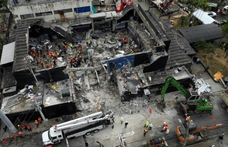 Vue aérienne de la discothèque dont le toit s'est effondrée pendant un concert, le 9 avril 2025 à Saint-Domingue, en République dominicaine ( AFP / Alfred DAVIES )