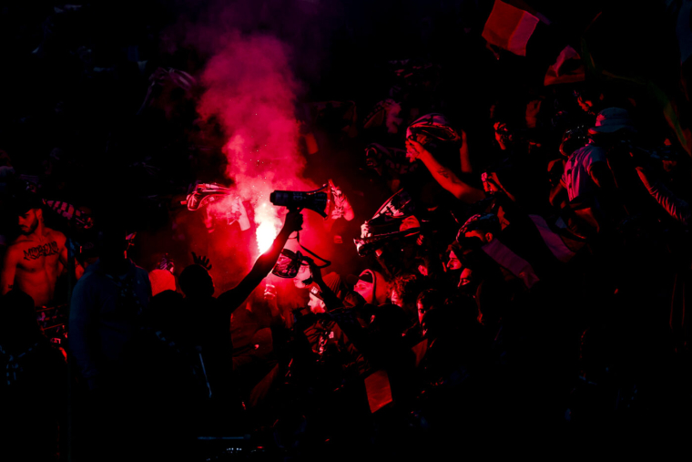 Une quarantaine de supporters parisiens interpellés après des craquages de fumigènes devant la tour Eiffel