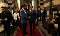 Le président français Emmanuel Macron (à droite) et le président syrien Ahmad al-Chareh arrivent pour un dîner dans un restaurant de la vieille ville de Damas, le 6 juillet 2026. ( AFP / Ludovic MARIN )
