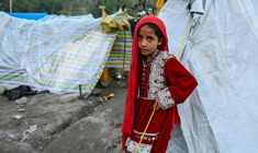 Une petite fille afghane devant une tente, dans la région de Kunar, en Afghanistan, le 12 avril 2026 ( AFP / Wakil KOHSAR )