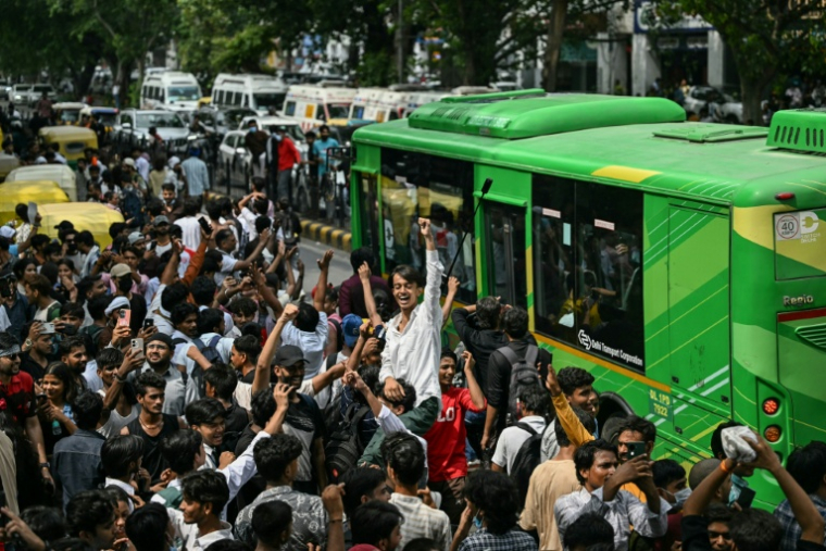 Des partisans du "parti des cafards" célèbrent à New Delhi la démission du ministre indien de l'Education, Dharmendra Pradhan, dont les étudiants exigeaient le départ en raison d'une série de fraudes aux examens universitaires, le 25 juillet 2026 ( AFP / Sajjad HUSSAIN )