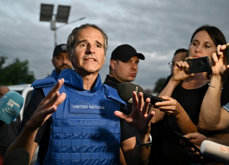 Le patron de l'Agence internationale pour l'Energie atomique (AIEA), Rafael Grossi, s'adresse à la presse après une visite de la centrale de Zaporijjia, le 1er septembre 2022 en Ukraine ( AFP / Genya SAVILOV )