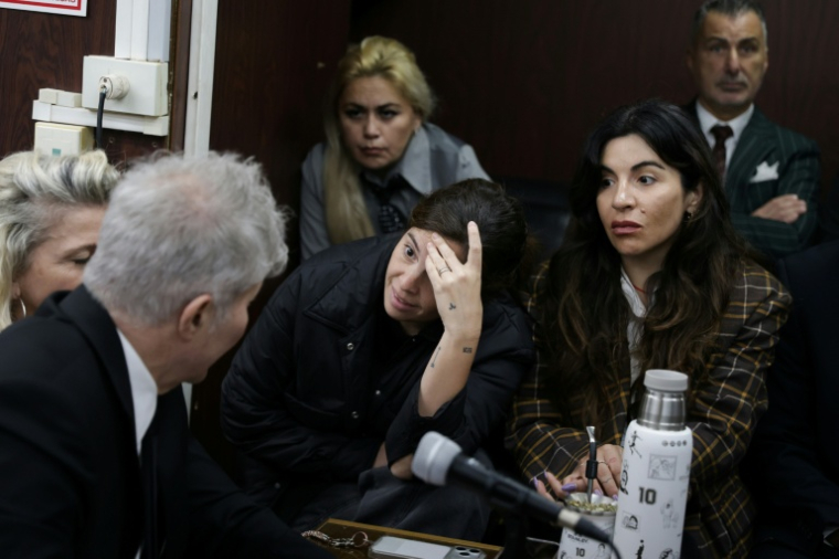Dalma (c) et Giannina Maradona (d), filles de Diego Maradona, parlent avec leur avocat Fernando Burlando (g) avant une audience du procès concernant le décès du footballeur, au tribunal de San Isidro, au nord de Buenos Aires, le 8 octobre 2026 en Argentine ( AFP / STRINGER )