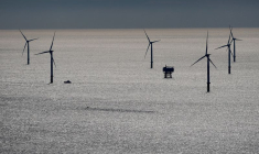 Une vue aérienne montre des éoliennes au parc éolien offshore de Saint-Nazaire