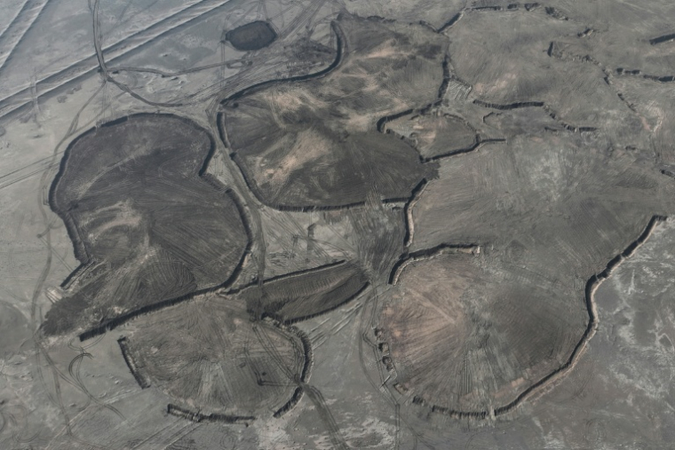 Photo aérienne montrant des dunes de sable en cours de déblaiement et l’extraction d’argile dans le désert au sud de Samawah, en Irak, le 21 décembre 2025 ( AFP / AHMAD AL-RUBAYE )