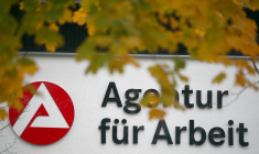 Un panneau menant à un centre d'emploi à Holzkirchen en Allemagne