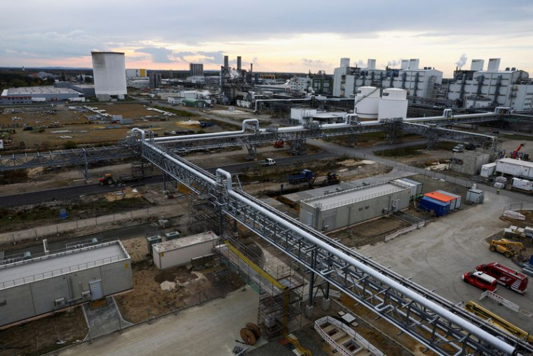 Vue générale d'un chantier de construction sur le site de l'entreprise chimique BASF à Schwarzheide, Allemagne