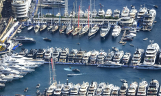 Des yachts amarrés au port Hercule, à Monaco, le 29 septembre 2022  ( AFP / Valery HACHE )