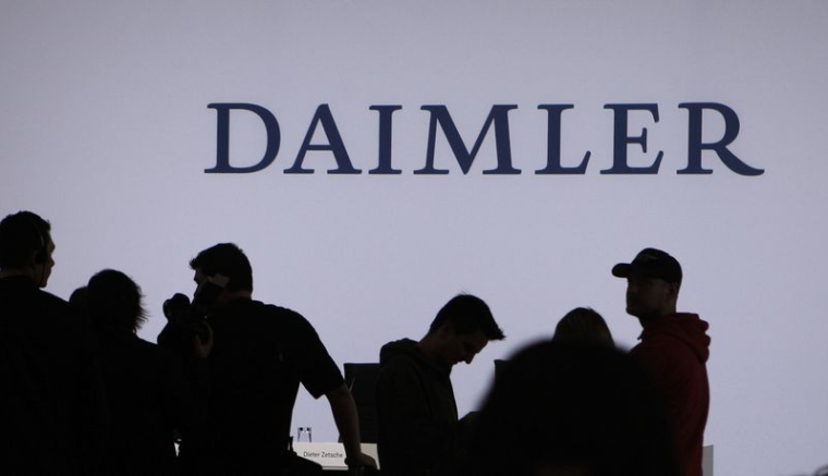 Des journalistes attendent la conférence de presse du PDG de Daimler, et du président d'Aarbar, à Stuttgart