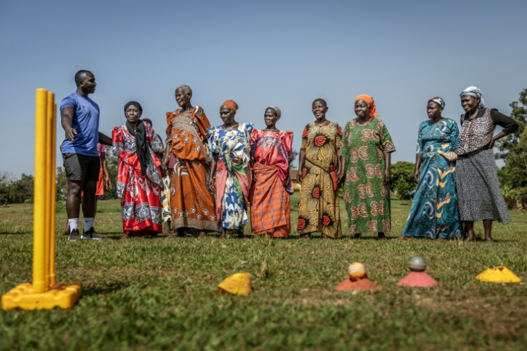 Des femmes âgées assistent à une séance d'entraînement au cricket dans le district de Jinja, le 10 janvier 2026, dans l'est de l'Ouganda ( AFP / Luis TATO )
