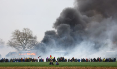 Un véhicule en feu lors d'une manifestation contre un projet de vaste réservoir de rétention d'eau à Sainte-Soline