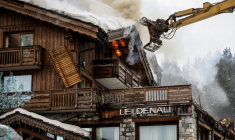 Un incendie frappe le restaurant Denali situé à côté de l'hôtel Grandes Alpes, dans la station de ski de Courchevel, où un incendie s'est déclaré la veille au soir, forçant l'évacuation de 83 occupants, le 28 janvier 2026 ( AFP / Alex MARTIN )