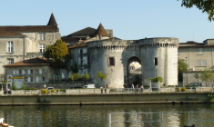 Cognac: La porte Saint-Jacques et le château François Ier. (Crédits photo : Wikimedia Commons - Jack ma )