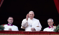 Le pape François prononce son bénédiction de Noël