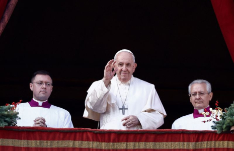 Le pape François prononce son bénédiction de Noël