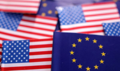 L'illustration montre les drapeaux des États-Unis et de l'Union européenne