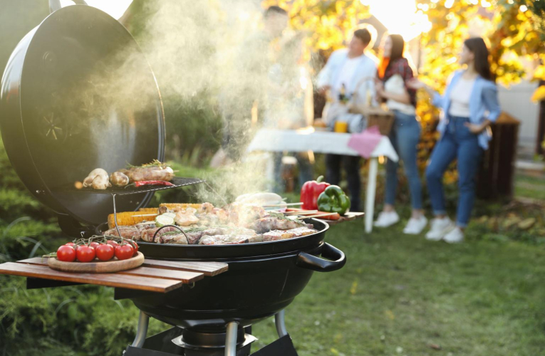 Légumes, poulet, ribs, burgers, keftas...: nos idées pour réussir un barbecue pour quatre personnes à moins de vingt euros. ( crédit photo : Shutterstock )
