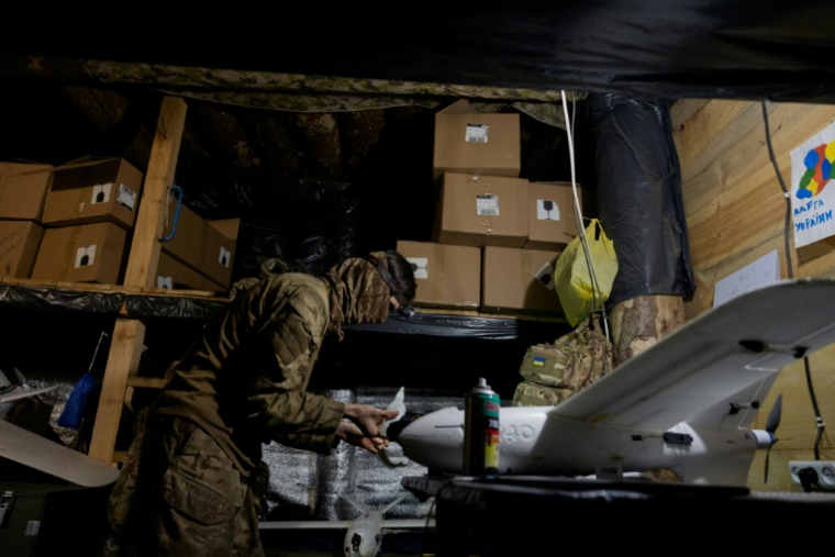 Un militaire ukrainien répare un drone intercepteur dans la région de Donetsk, en Ukraine, le 22 janvier 2026 ( AFP / Tetiana DZHAFAROVA )
