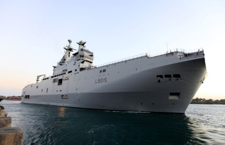 Le navire de guerre français Dixmude L9015 arrivant au port côtier kényan de Mombasa