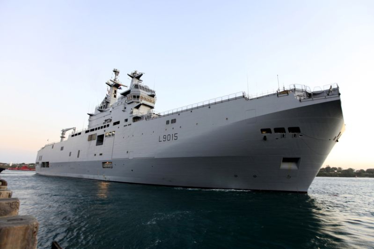 Le navire de guerre français Dixmude L9015 arrivant au port côtier kényan de Mombasa