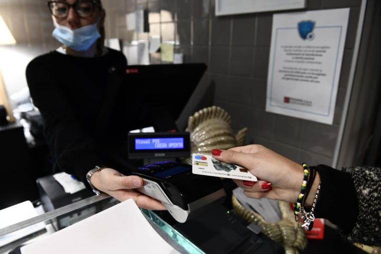 Photo d'une femme qui utilise sa carte bancaire pour payer