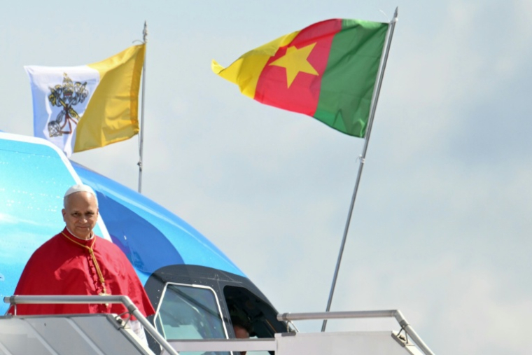 Le pape Léon XIV arrive au Cameroun, deuxième étape de sa tournée africaine, à Yaoundé, le 15 avril 2026 ( AFP / Alberto PIZZOLI )