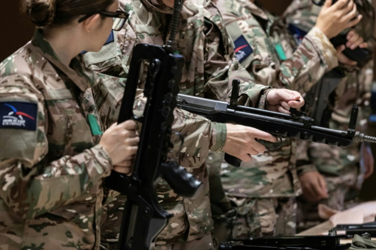 Des jeunes engagés au nouveau service national apprennent à démonter et remonter une arme à la base aérienne d'Évreux-Fauville, à Évreux, le 4 septembre 2026 dans l'Eure ( AFP / Alain JOCARD )