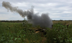 Des militaires de la République populaire autoproclamée de Louhansk tirent avec un obusier 2A65 Msta-B en direction de Soledar pendant le conflit Ukraine-Russie dans la région de Louhansk, en Ukraine