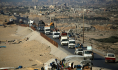 Des véhicules transportant des Palestiniens fuyant vers le sud sur la route côtière près du camp de réfugiés de Nusseirat, dans le centre de la bande de Gaza, le 5 août 2025 ( AFP / Eyad BABA )