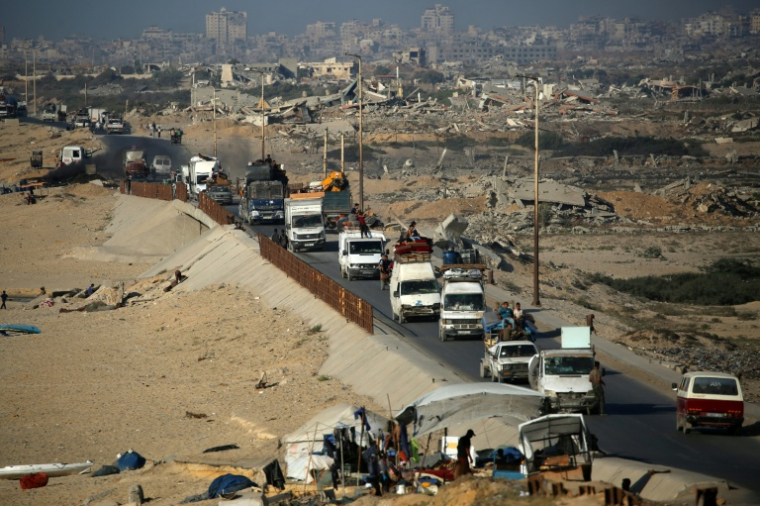 Des Palestiniens fuyant le nord de la bande de Gaza vers le sud, près de Nousseirat, dans le centre du territoire palestinien, le 5 septembre  2025 ( AFP / Eyad BABA )