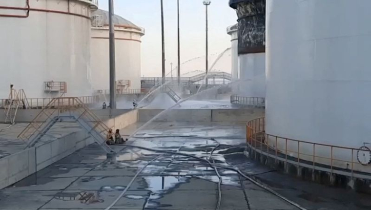 Des membres du ministère russe des urgences tentent d'éteindre un incendie dans la région de Krasnodar, en Russie