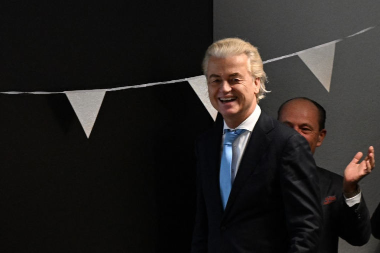 Le chef du Parti pour la liberté (PVV) Geert Wilders arrive à une réunion post-électorale à la Haye le 23 novembre 2023. ( AFP / JOHN THYS )