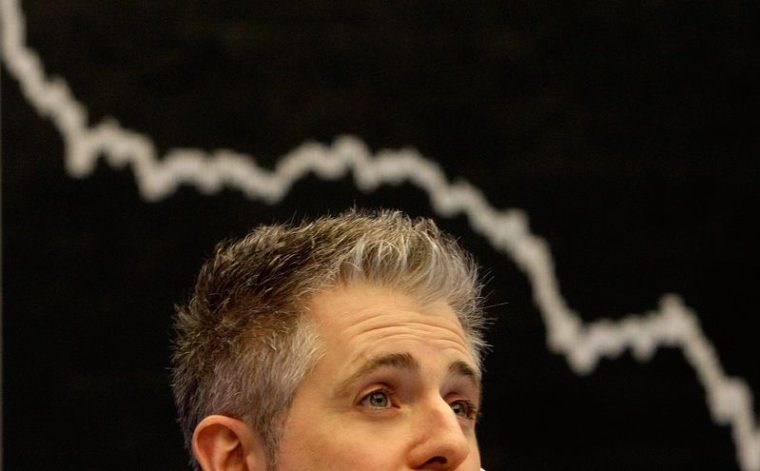 Un trader devant l'indice DAX à la bourse de Francfort