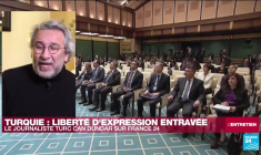 Turquie : "Le président Erdogan espère gagner les élections en semant le chaos", selon Can Dundar