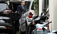 L'ex-président Nicolas Sarkozy de retour à son domicile le 13 octobre 2025 à Paris après sa convocation par le parquet national financier  ( AFP / JULIEN DE ROSA )