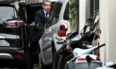 L'ex-président Nicolas Sarkozy de retour à son domicile le 13 octobre 2025 à Paris après sa convocation par le parquet national financier  ( AFP / JULIEN DE ROSA )