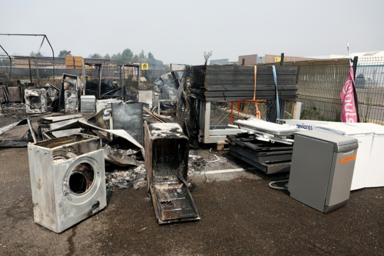 Des appareils électroménagers brûlés devant un magasin ravagé par les flammes à Biscarrosse, dans les Landes, le 24 juillet 2026 ( AFP / ROMAIN PERROCHEAU )