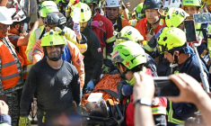 Evacuation d'Hernan Gil, survivant des séismes à Catia La Mar, au Venezuela, le 2 juillet 2026 ( AFP / Federico PARRA )