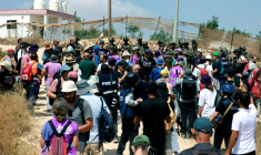 Des Palestiniens et des militants rassemblés pour manifester contre des colons israéliens qui assiègent la maison d'une famille palestinienne dans le village de Qusra, au sud de la ville de Naplouse, en Cisjordanie occupée, le 14 août 2026 ( AFP / Jaafar ASHTIYEH )