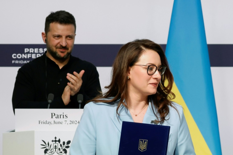Ioulia Svyrydenko, Première ministre ukrainienne nouvellement nommée, devant le président ukrainien Volodymyr Zelensky, au palais de l'Elysée le 7 juin 2024 ( POOL / Yoan VALAT )