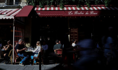 Les gens profitent de Paris par une journée de printemps ensoleillée