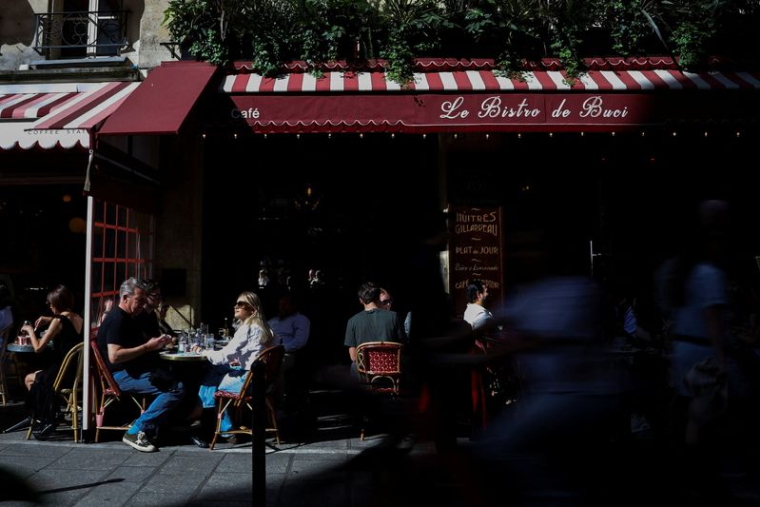 Les gens profitent de Paris par une journée de printemps ensoleillée
