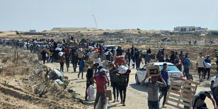 Des déplacés Palestiniens sur une route menant à un site de distribution d'aide de la société GHF à Rafah, dans le sud de la bande de Gaza, le 5 juin 2025 ( AFP / - )
