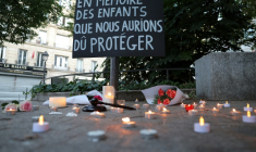 Une pancarte "À la mémoire des enfants que nous aurions dû protéger" lors d'une veillée aux chandelles en hommage à la collégienne Lyhanna, place des droits de l'enfant, le 12 juin 2026 à Paris ( AFP / Kenzo TRIBOUILLARD )