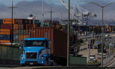 Des conteneurs d'expédition sont visibles dans un terminal du port d'Oakland, en Californie