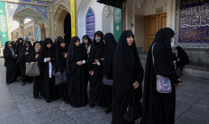 Des Iraniennes font la queue à Téhéran pour voter à l'élection présidentielle