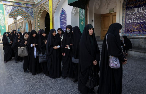 Des Iraniennes font la queue à Téhéran pour voter à l'élection présidentielle